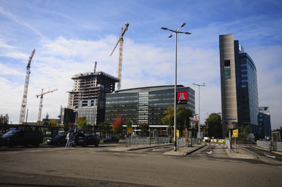 900434 Gezicht op het Jaarbeursplein te Utrecht, met van rechts naar links het hoofdkantoor van de Volksbank ...